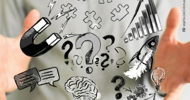 Illustration von verschiedenen Business Symbolen zwischen zwei Händen