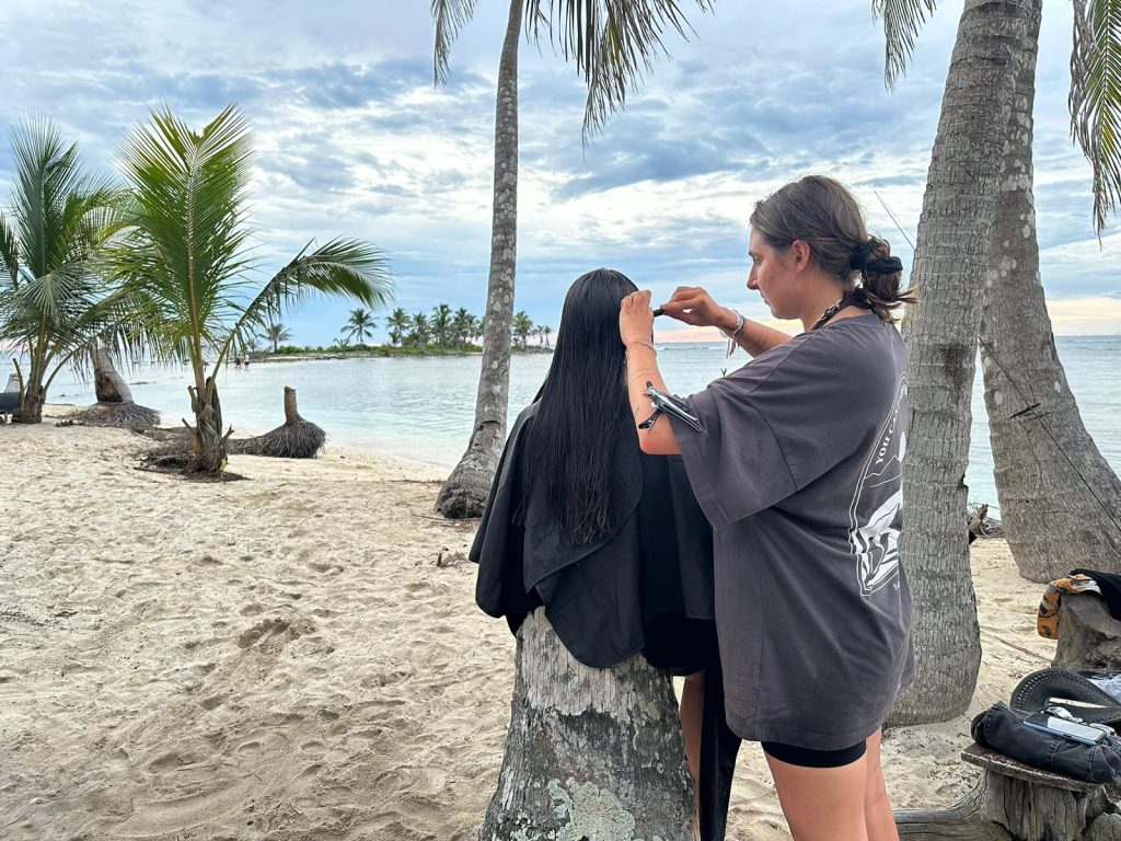 Friseurin bei der Arbeit am Strand