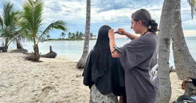 Friseurin bei der Arbeit am Strand