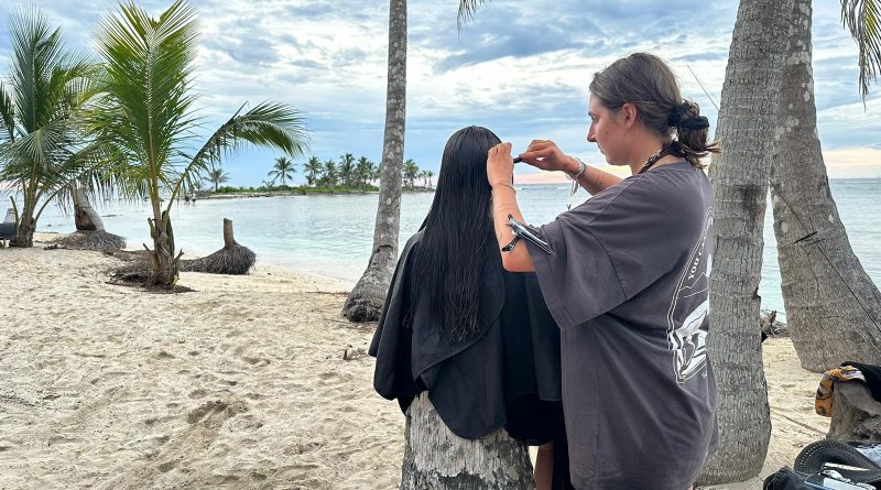 Friseurin bei der Arbeit am Strand