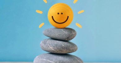 Lächelnde Sonne auf gestapelten Steinen