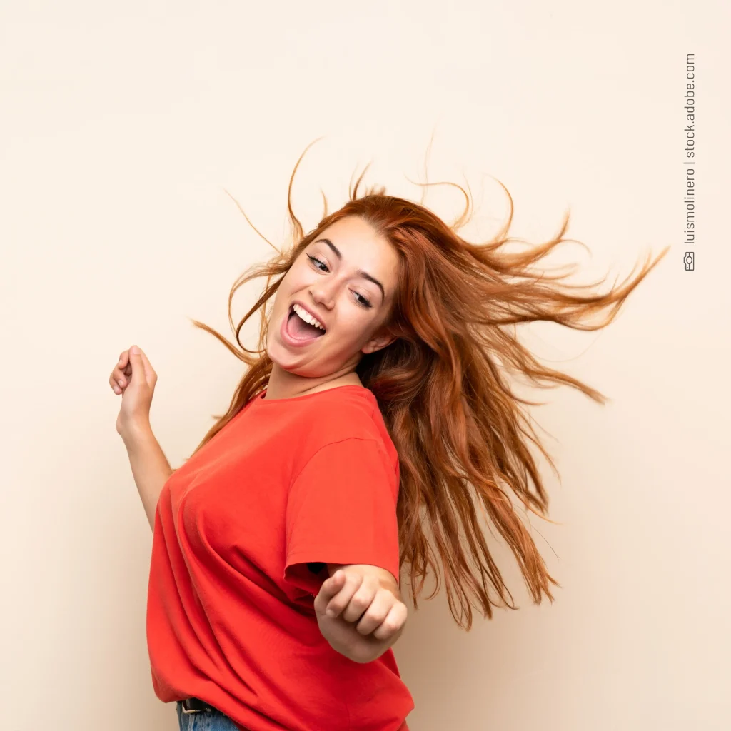Tanzende Frau mit wehenden Haaren