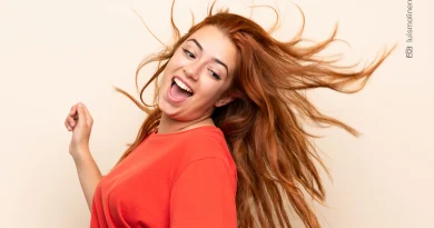 Tanzende Frau mit wehenden Haaren