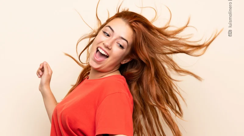 Tanzende Frau mit wehenden Haaren