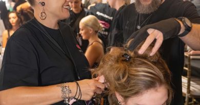 Friseure Ulrike und Merlin Wrobel bei der Arbeit