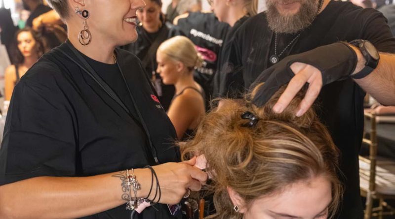 Friseure Ulrike und Merlin Wrobel bei der Arbeit