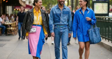 Drei junge, modern gekleidete Menschen bei einem Spaziergang durch eine Stadt