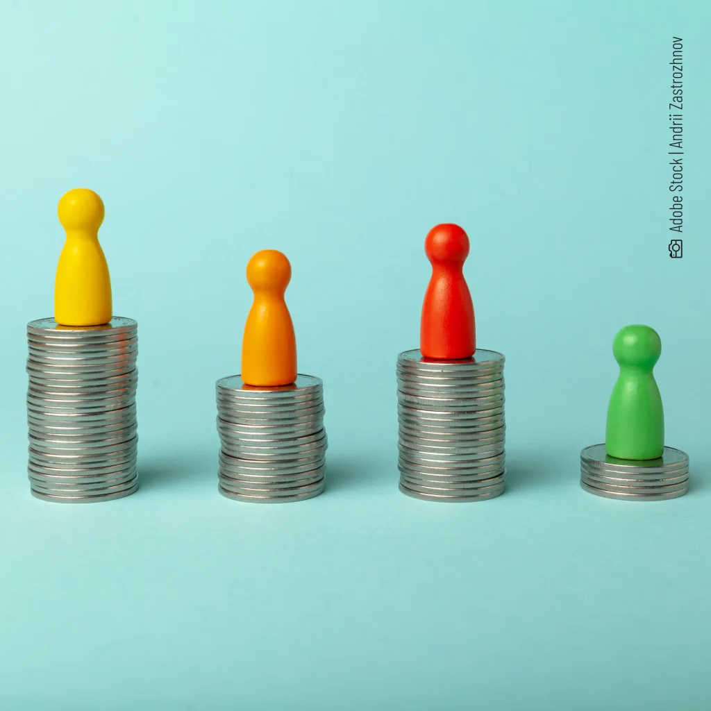 Spielfiguren auf Münzhaufen