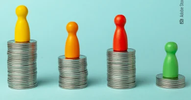 Spielfiguren auf Münzhaufen