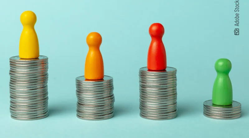 Spielfiguren auf Münzhaufen