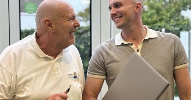 jens Dagne und sein Sohn sehen sich lächelnd an