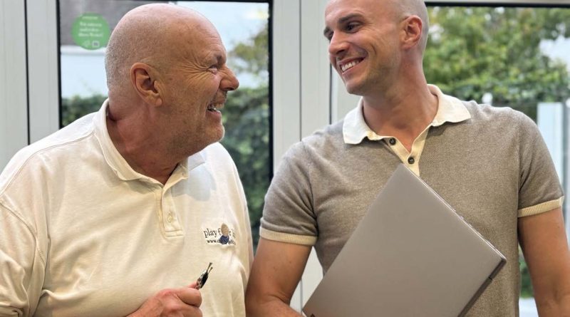 jens Dagne und sein Sohn sehen sich lächelnd an