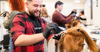 Lächelnder Azubi bei einer Fortbildung