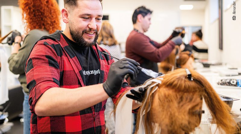 Lächelnder Azubi bei einer Fortbildung
