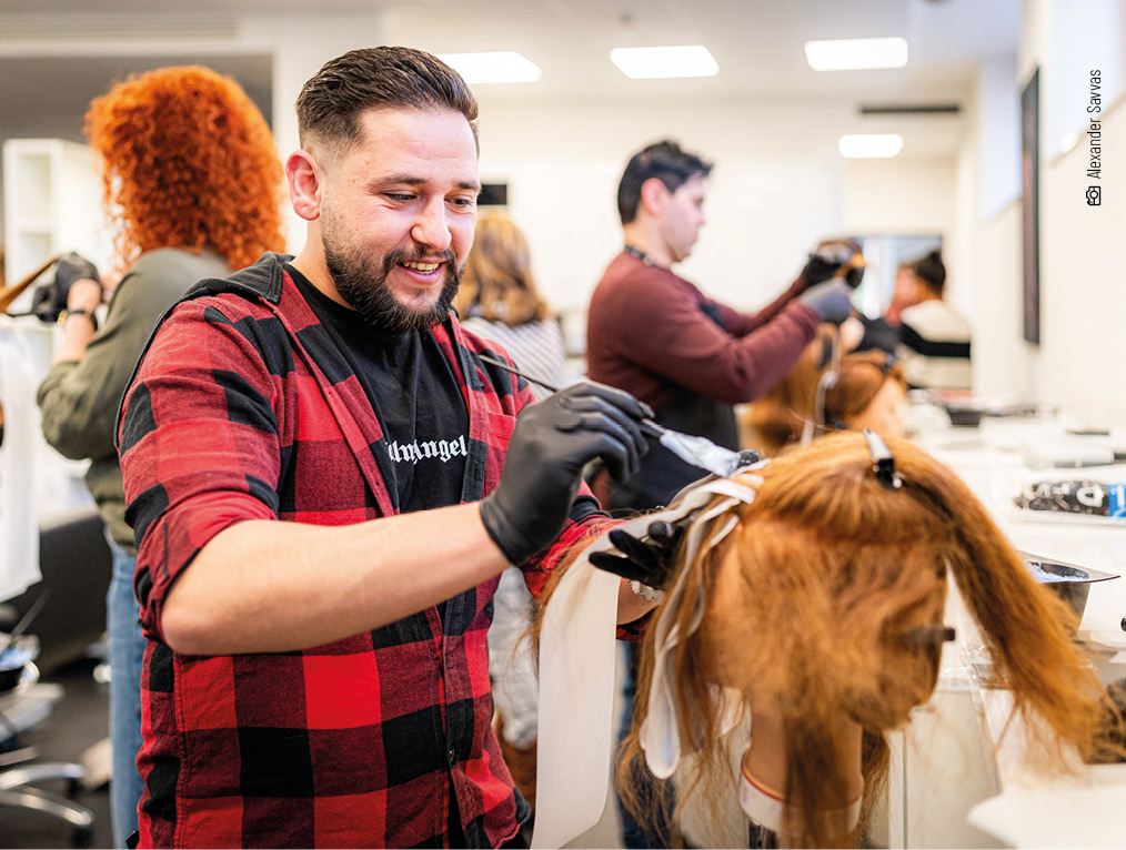 Lächelnder Azubi bei einer Fortbildung