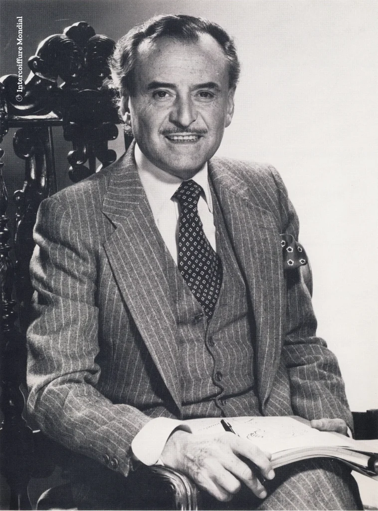 Alexandre de Paris mit Schreibblock