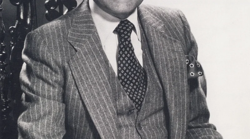 Alexandre de Paris mit Schreibblock