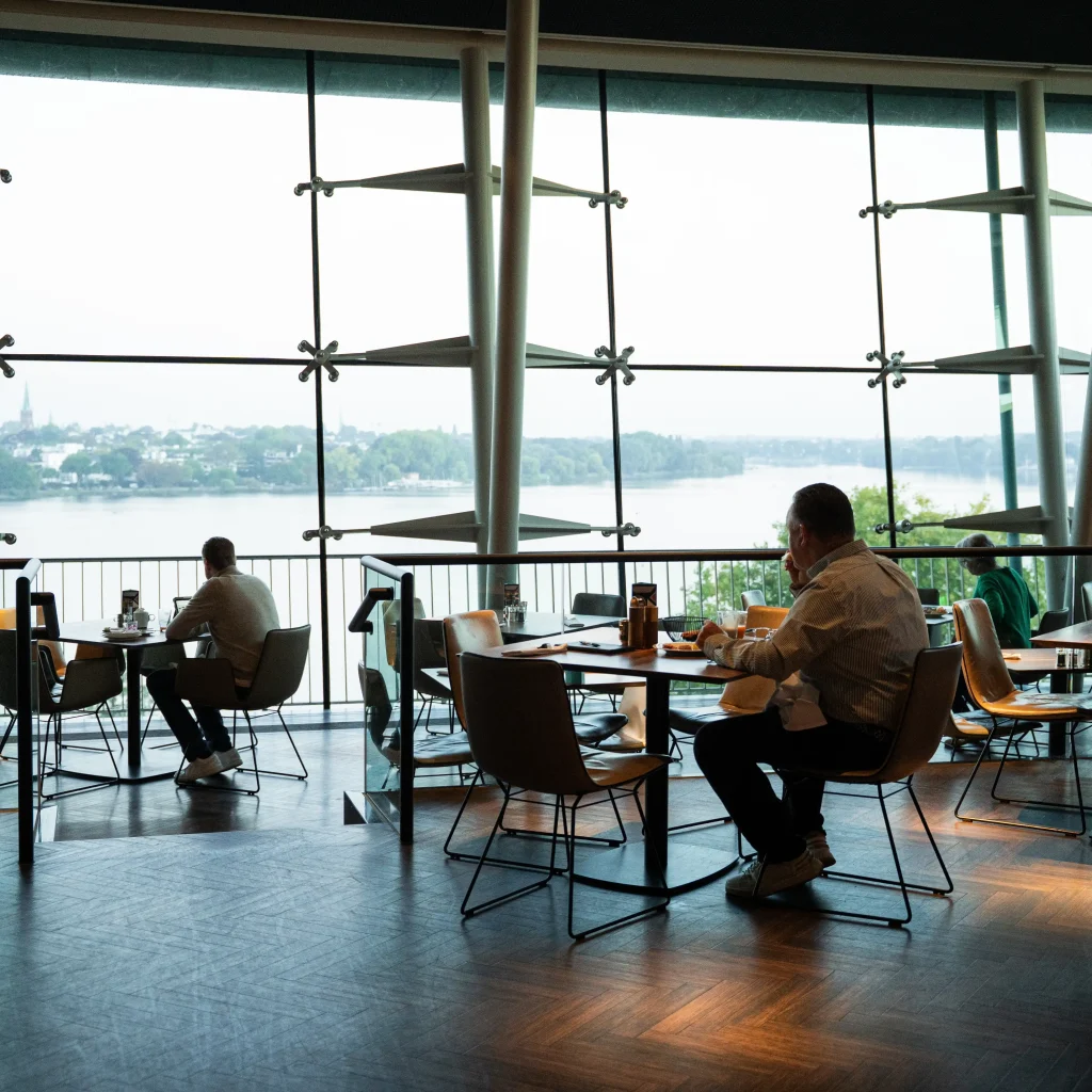 Frühstücksbereich eines Restaurants mit Blick auf den Bodensee