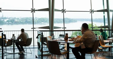 Frühstücksbereich eines Restaurants mit Blick auf den Bodensee
