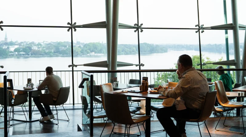 Frühstücksbereich eines Restaurants mit Blick auf den Bodensee