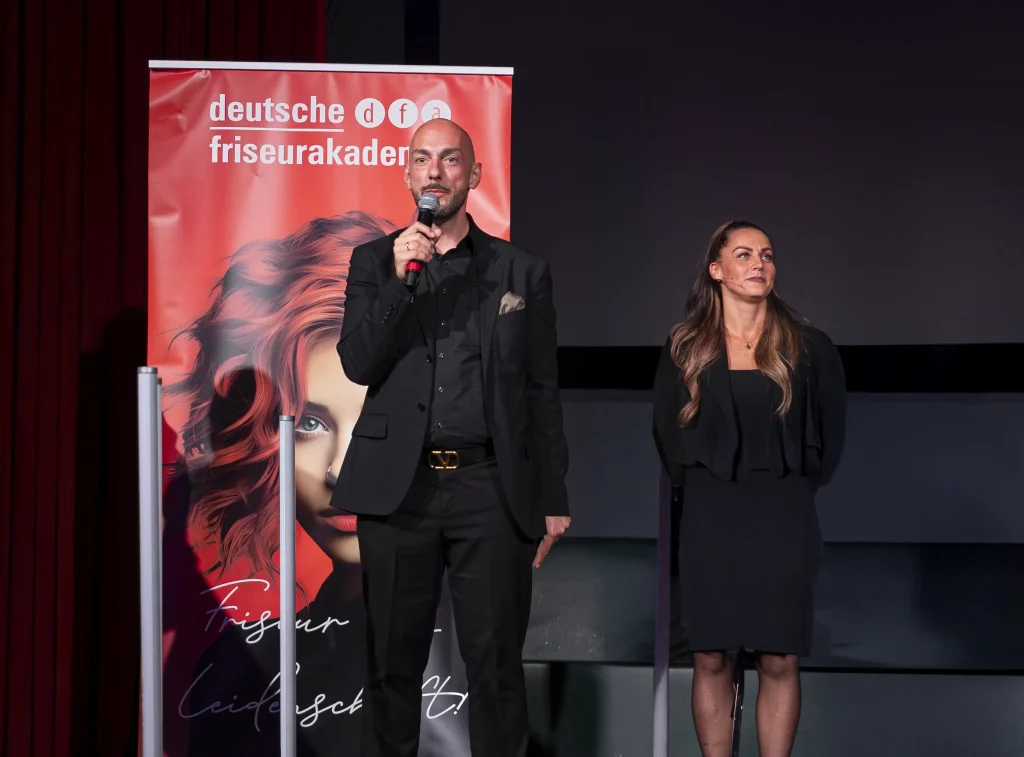 Zwei Friseurtrainer der Deutschen Friseurakademie auf der Bühne der dfa Summmervibes 2026
