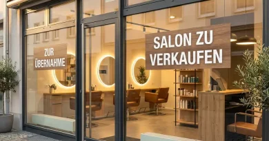 Friseursalon mit "Zu Verkaufen"-Schildern im Schaufenster