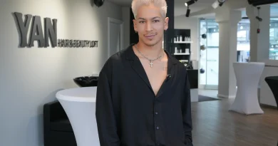 Inhaber Yan in seinem neu eröffneten Friseursalon