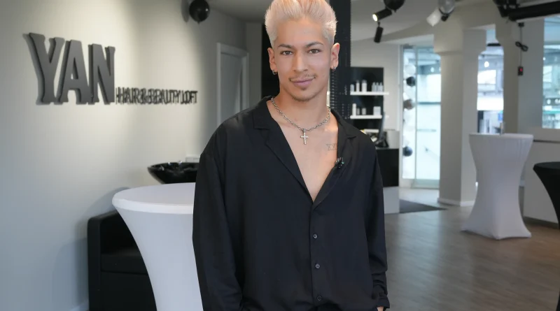 Inhaber Yan in seinem neu eröffneten Friseursalon