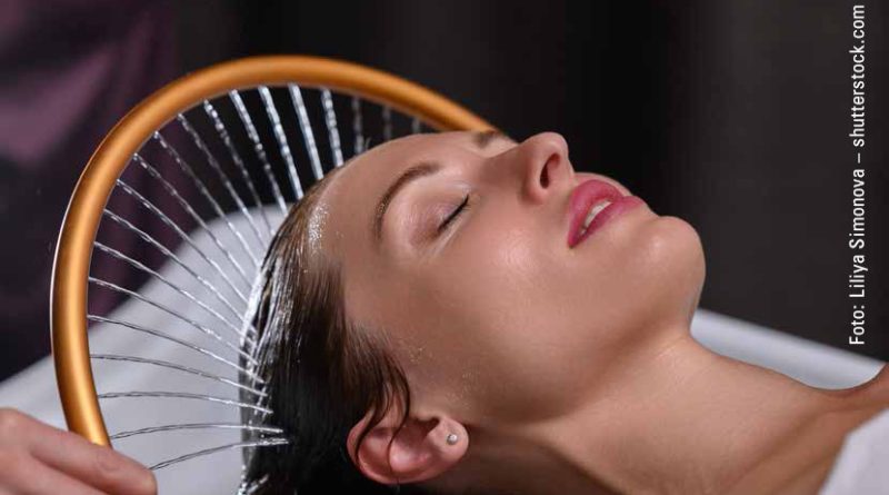 Frau bekommt ihre Haare gewaschen im Salon