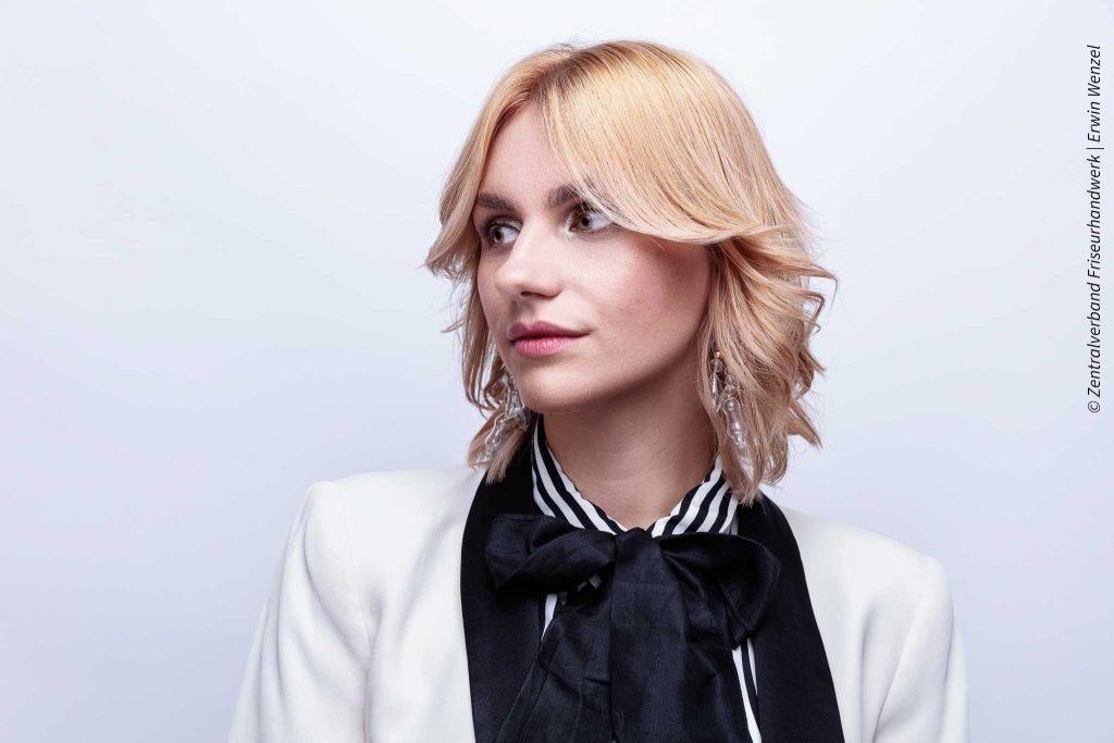 Model mit kupferblonden, schulterlangen Haaren