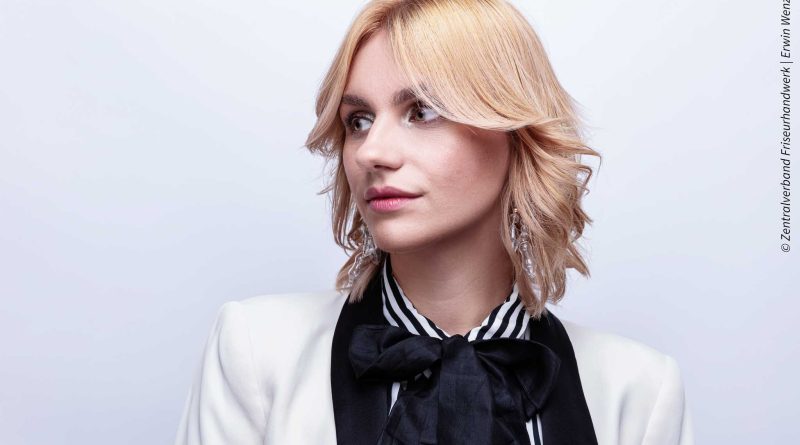 Model mit kupferblonden, schulterlangen Haaren