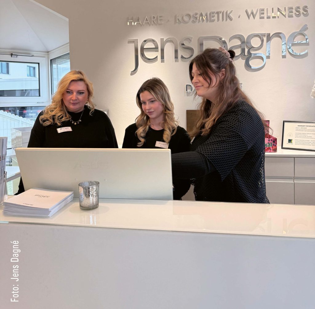 Mitarbeiterinnen des Friseursalons von Jens Dagne bei der Arbeit am Empfang