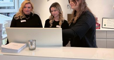 Mitarbeiterinnen des Friseursalons von Jens Dagne bei der Arbeit am Empfang