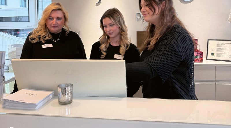 Mitarbeiterinnen des Friseursalons von Jens Dagne bei der Arbeit am Empfang