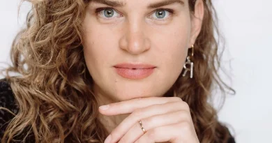 Portrait einer jungen Frau mit langen gelockten haaren