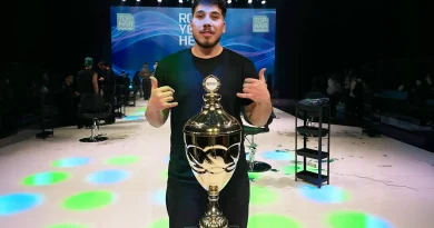 Junger Mann posiert mit gewonnenem Pokal